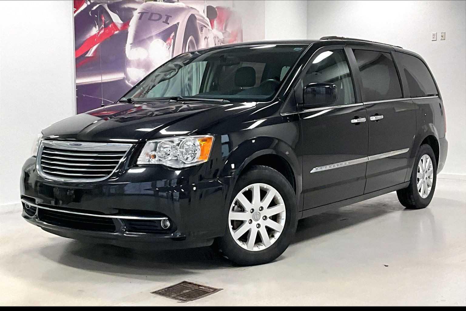 2015 Chrysler Town & Country Touring -
                  Johnston, IA