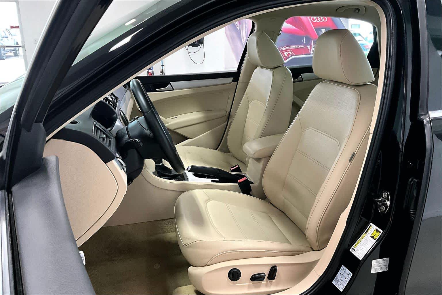 Thumbnail: 2013 Volkswagen Passat - 10