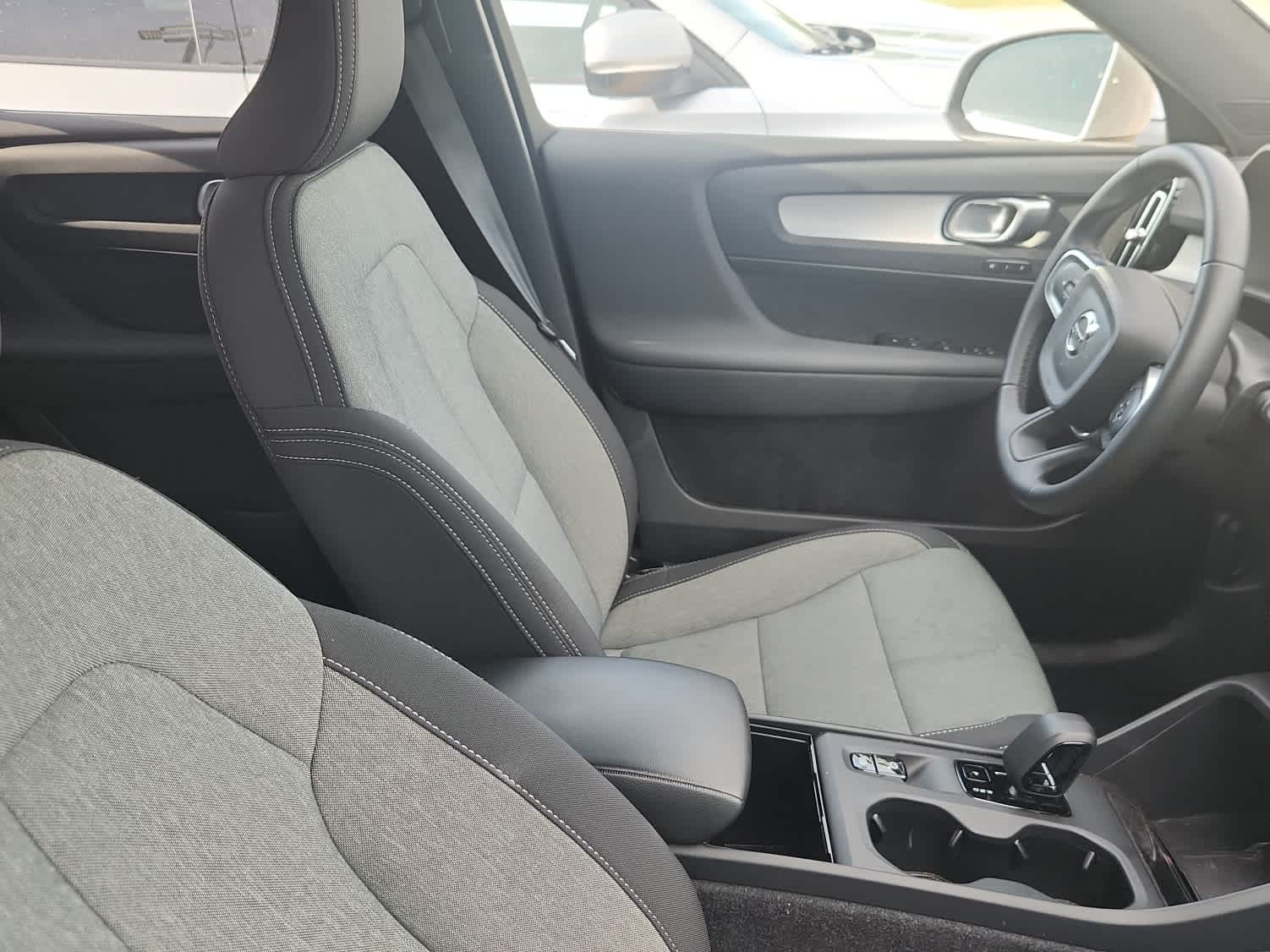 Thumbnail: 2025 Volvo XC40 - 10