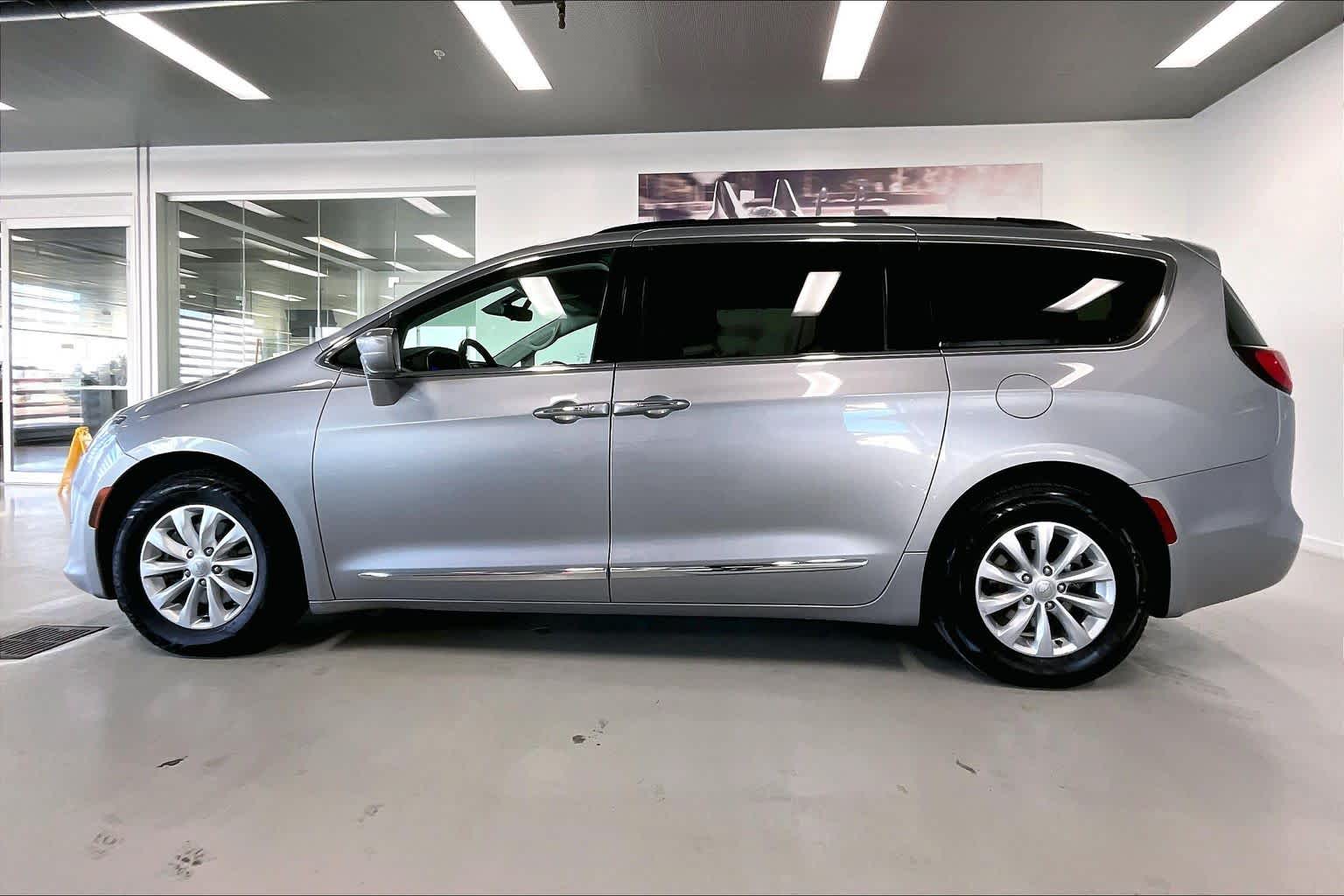 Thumbnail: 2017 Chrysler Pacifica - 3