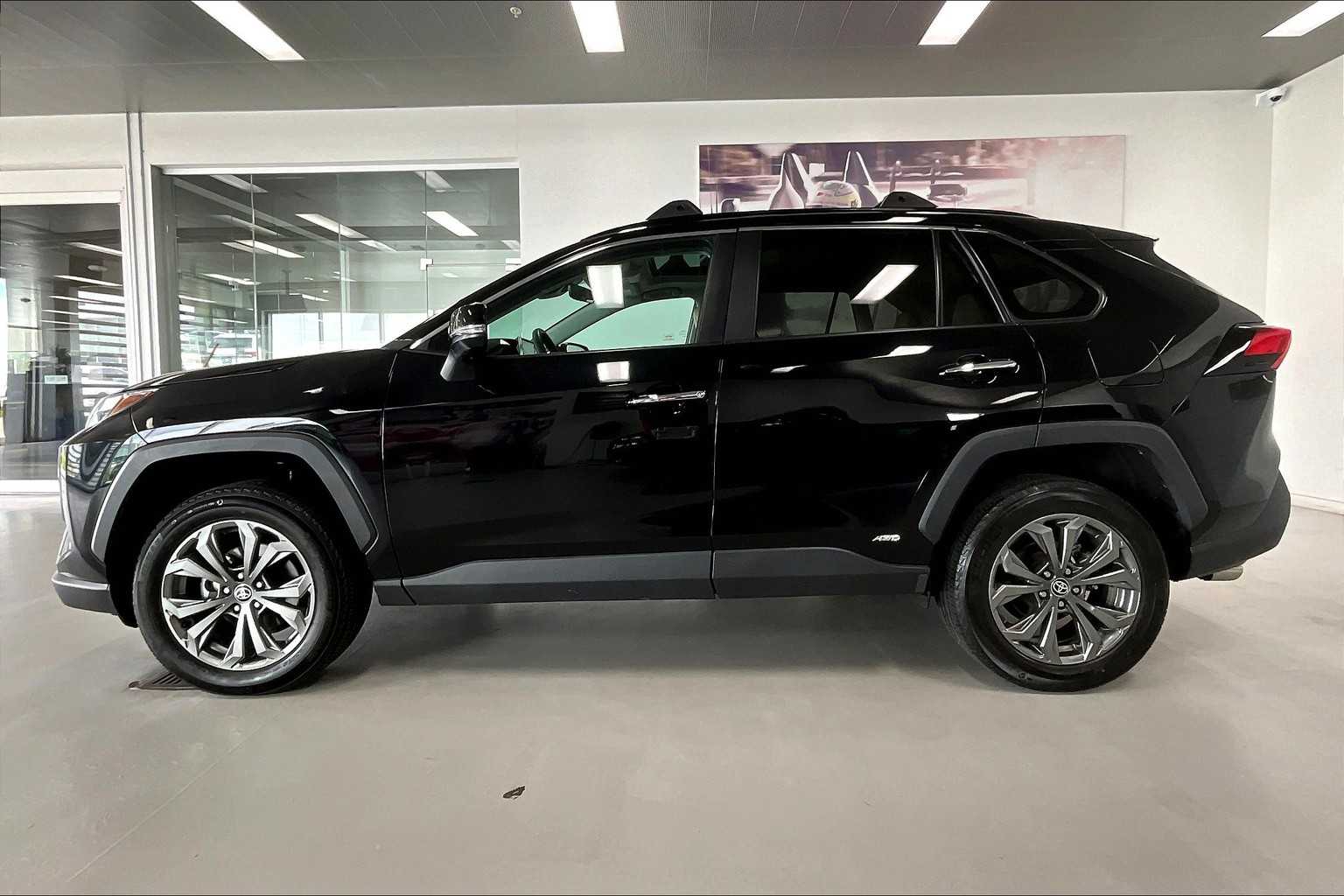 Thumbnail: 2022 Toyota RAV4 - 3