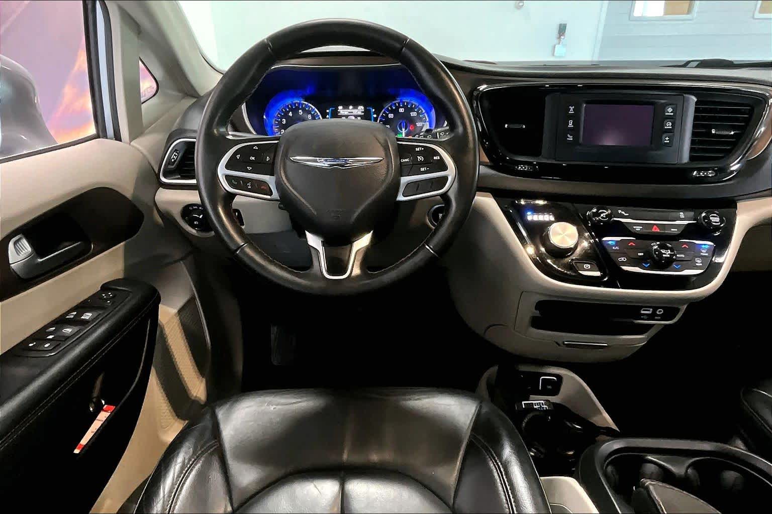 Thumbnail: 2017 Chrysler Pacifica - 13