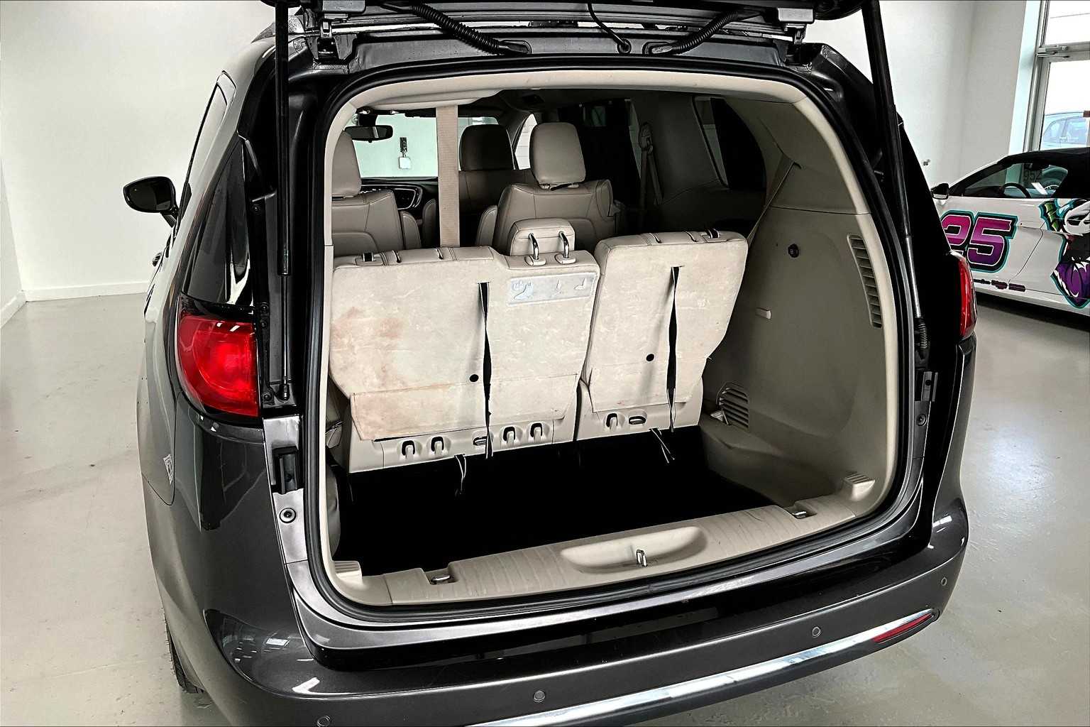 Thumbnail: 2018 Chrysler Pacifica - 17