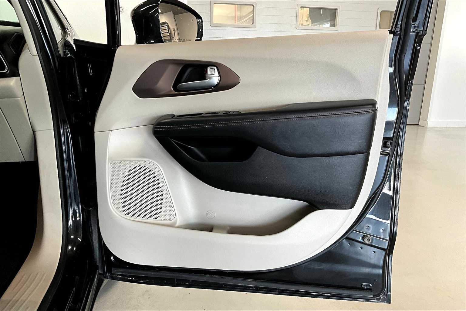 Thumbnail: 2017 Chrysler Pacifica - 25