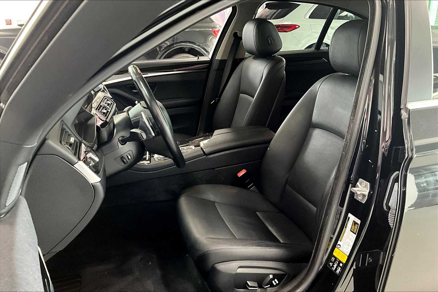 2016 BMW 5 Series 528i xDrive 9