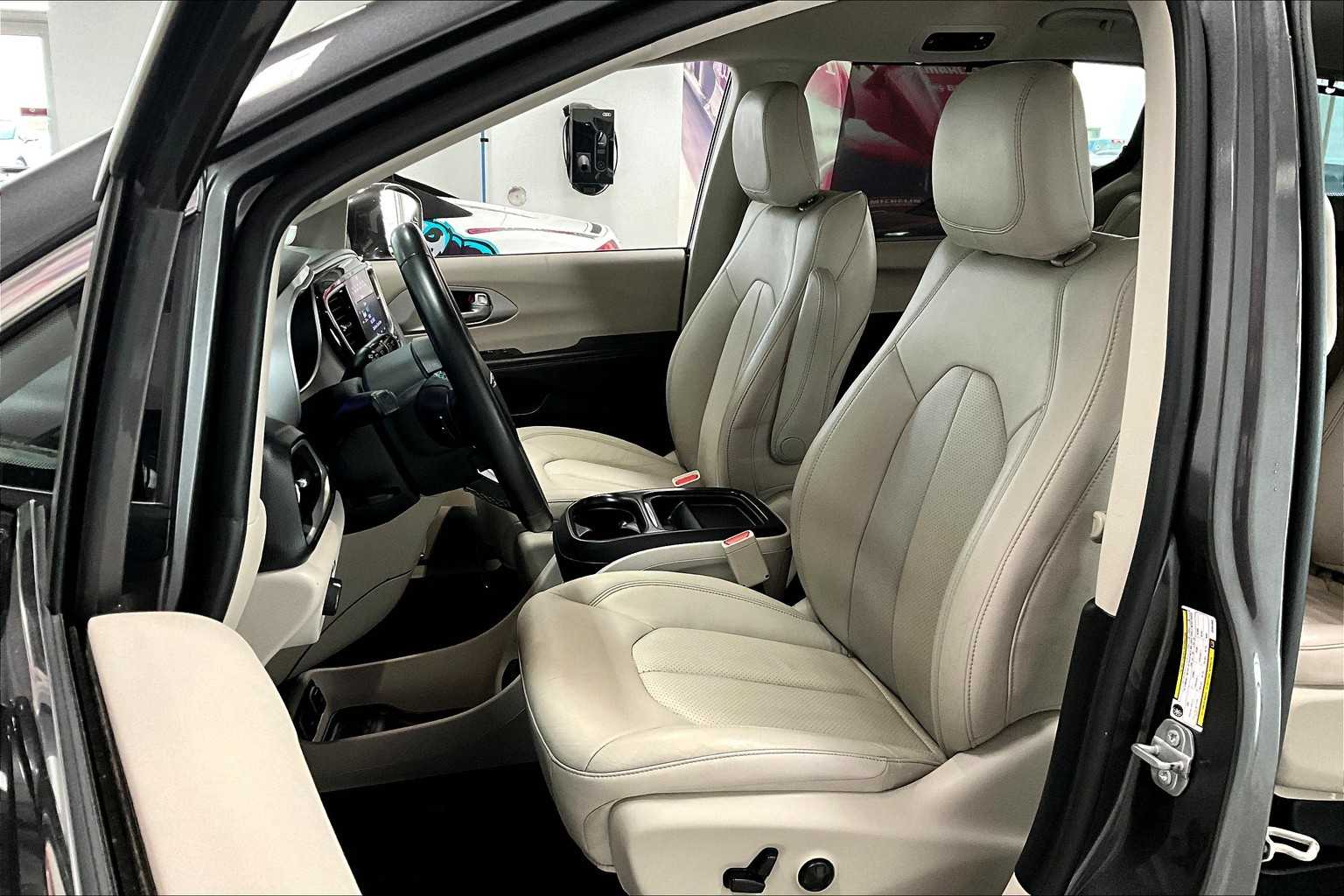 Thumbnail: 2018 Chrysler Pacifica - 10