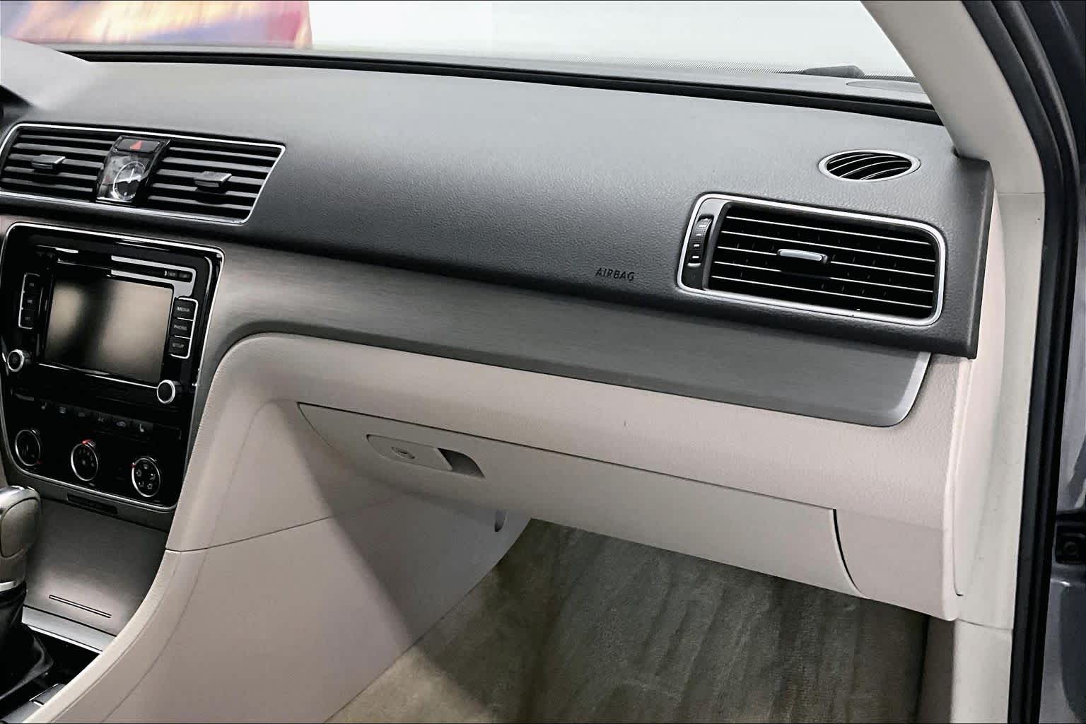 Thumbnail: 2014 Volkswagen Passat - 19