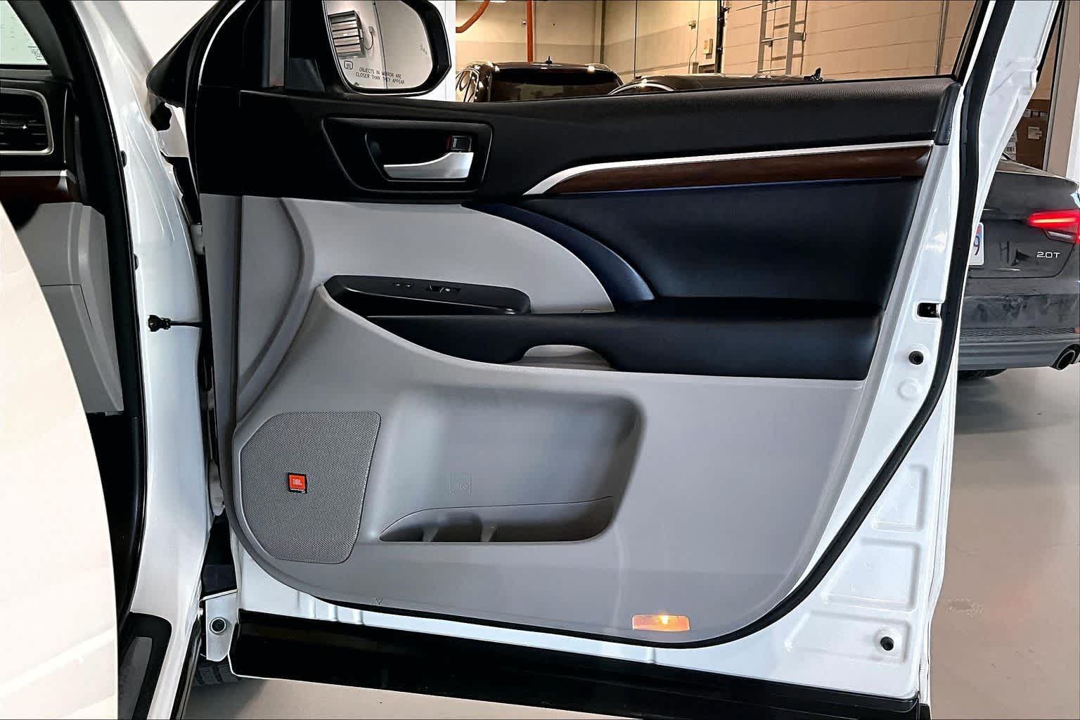 Thumbnail: 2015 Toyota Highlander - 25