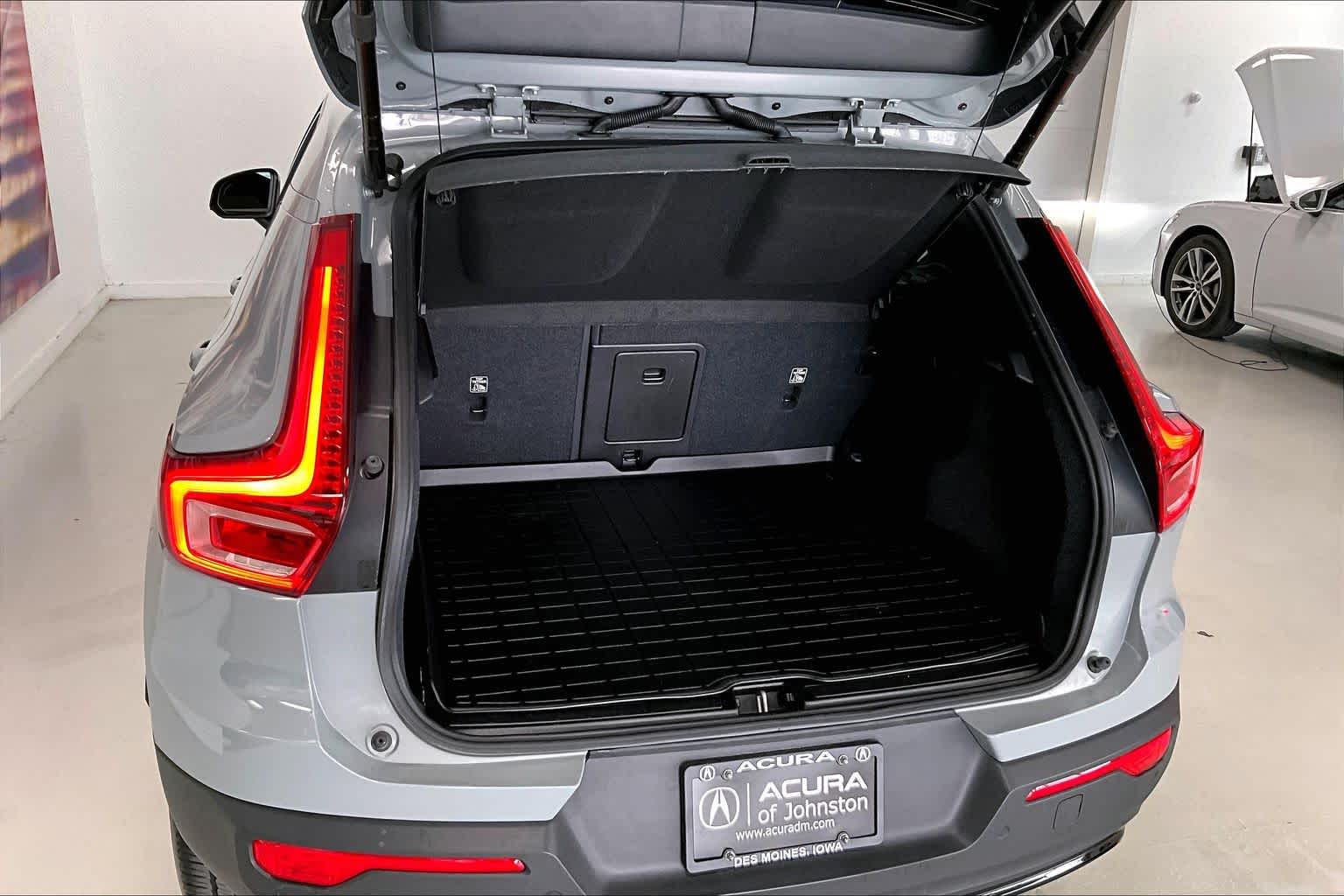 Thumbnail: 2024 Volvo XC40 - 17