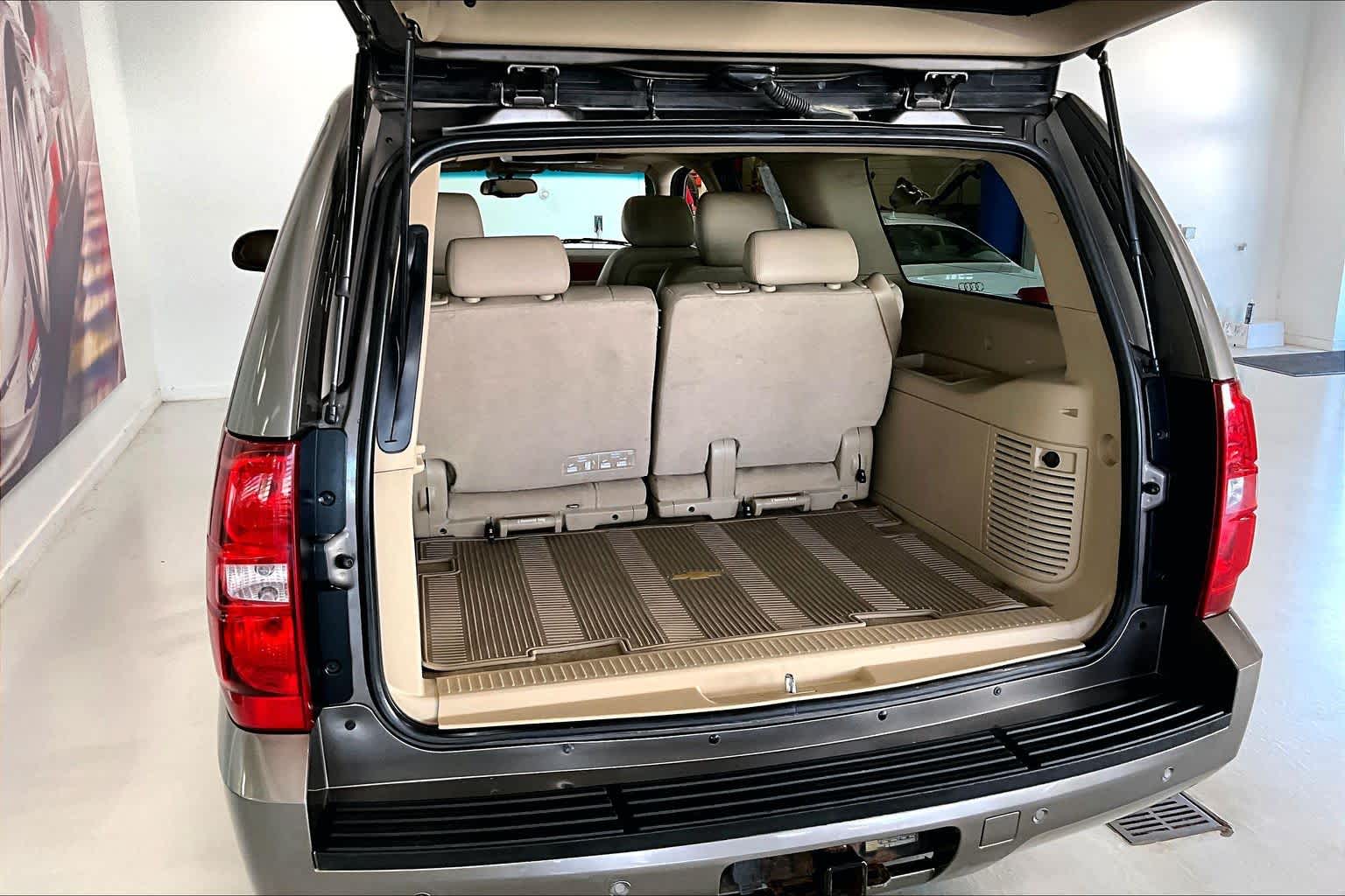 Thumbnail: 2011 Chevrolet Suburban - 17