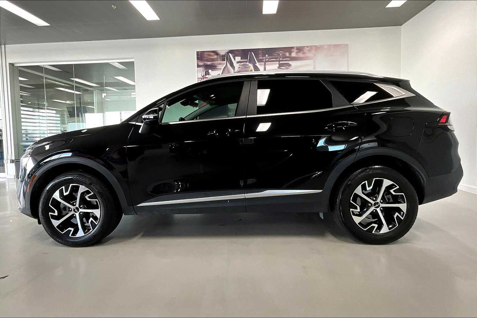 Thumbnail: 2023 Kia Sportage - 3