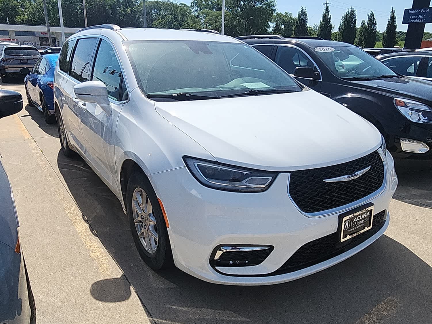 Thumbnail: 2022 Chrysler Pacifica - 3