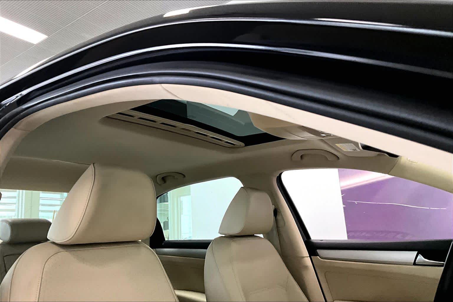 Thumbnail: 2013 Volkswagen Passat - 28