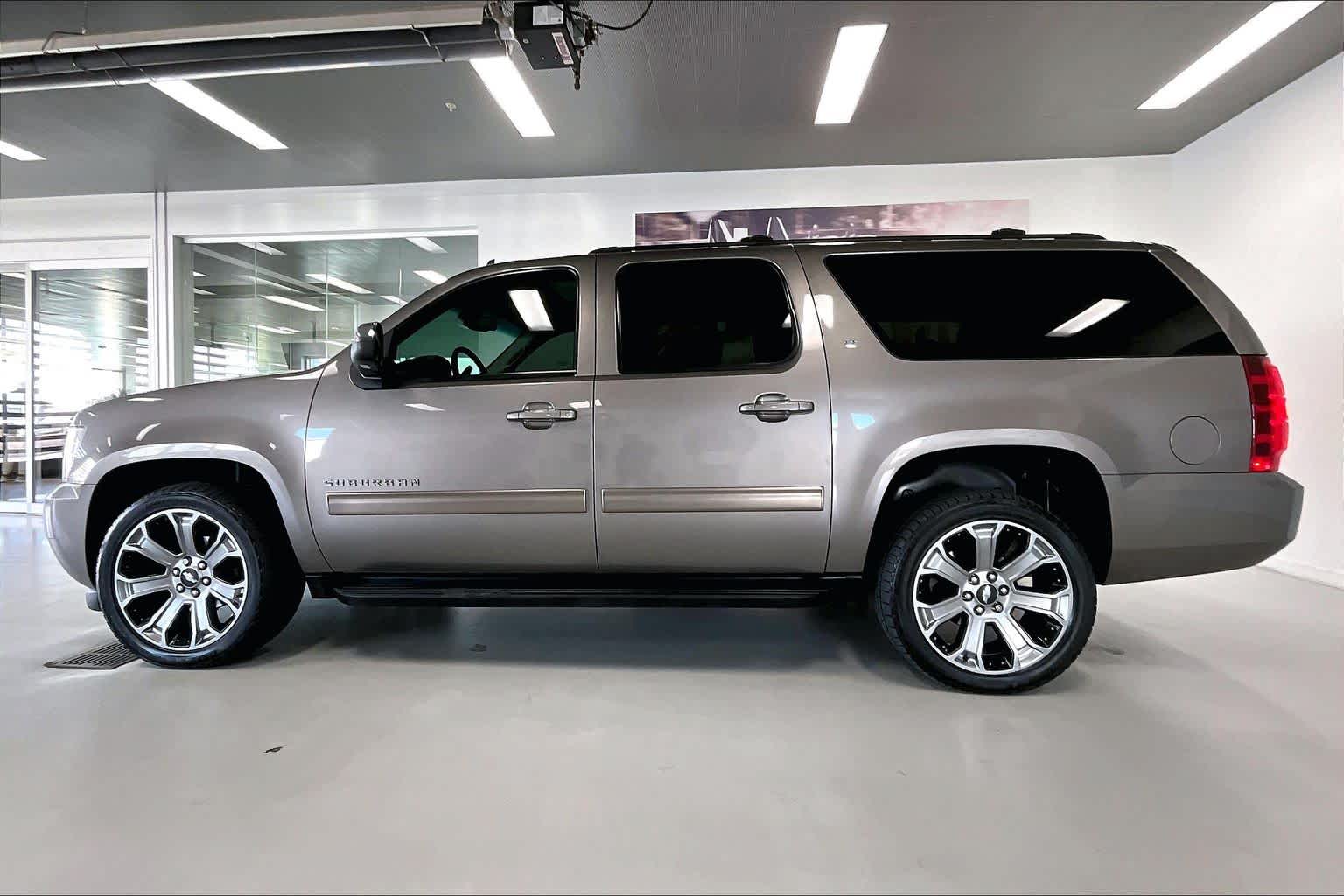 Thumbnail: 2011 Chevrolet Suburban - 3