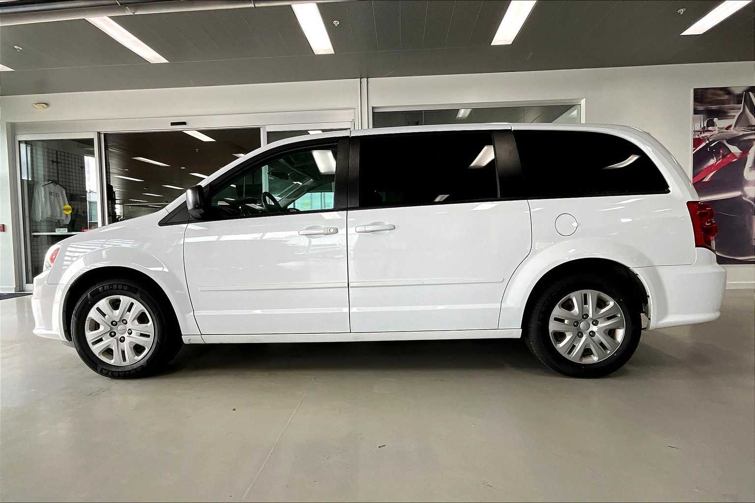 Thumbnail: 2016 Dodge Grand Caravan - 2