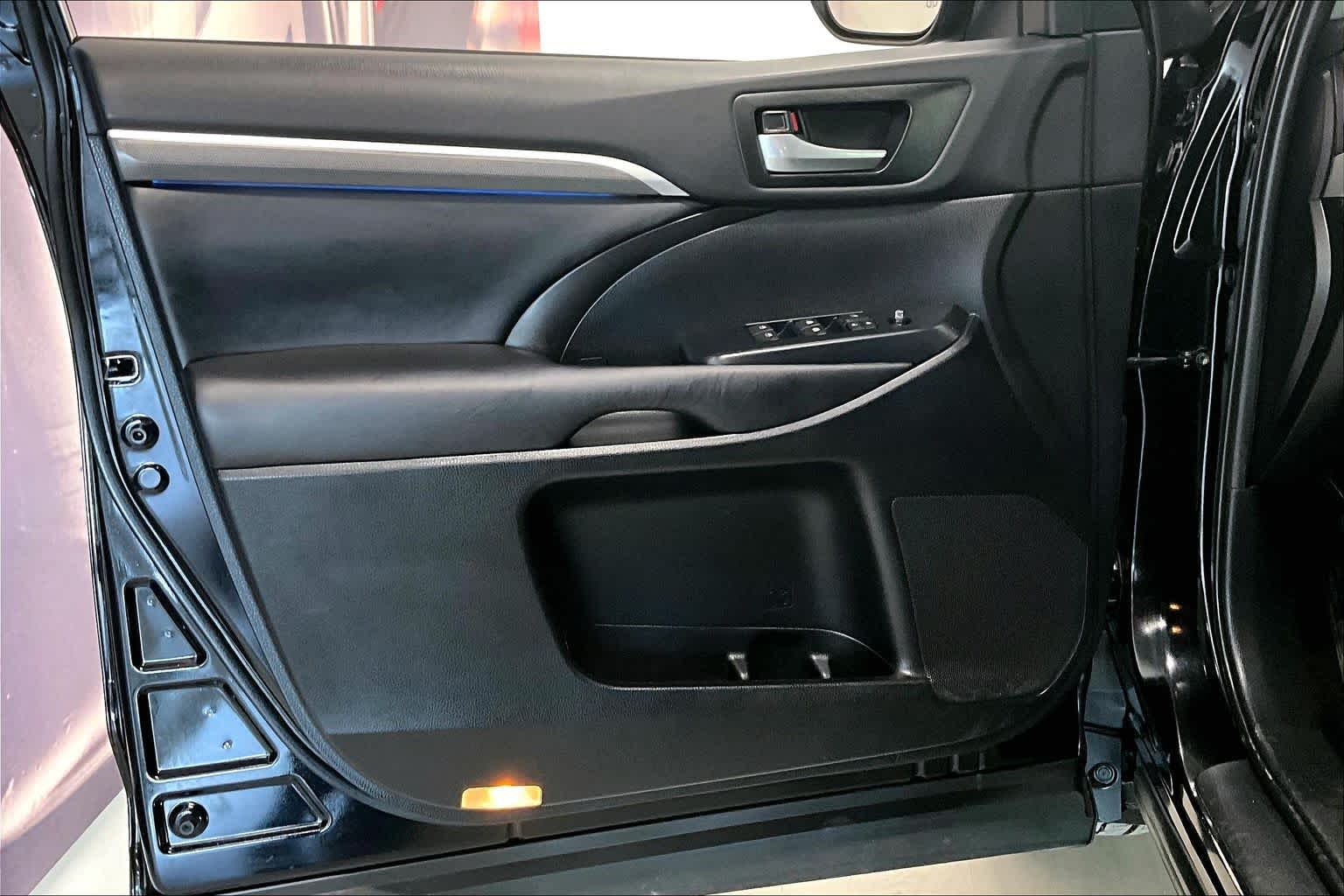 Thumbnail: 2019 Toyota Highlander - 24