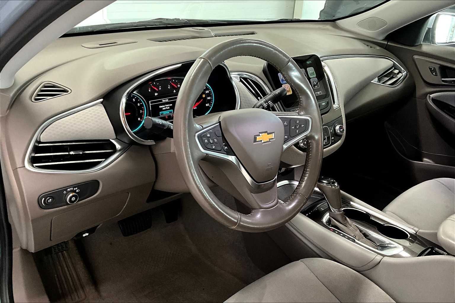 2018 Chevrolet Malibu 1LT photo 2