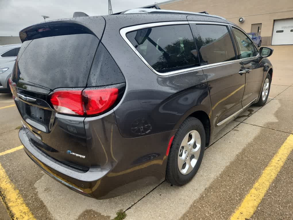 Thumbnail: 2018 Chrysler Pacifica - 3