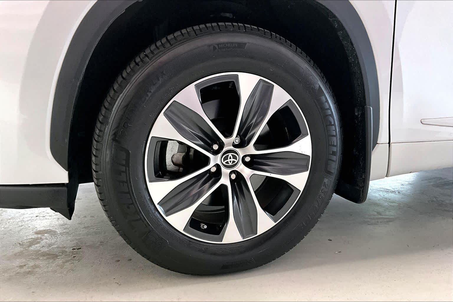 Thumbnail: 2022 Toyota Highlander - 8