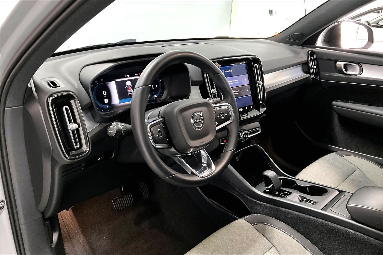 Thumbnail: 2024 Volvo XC40 - 2