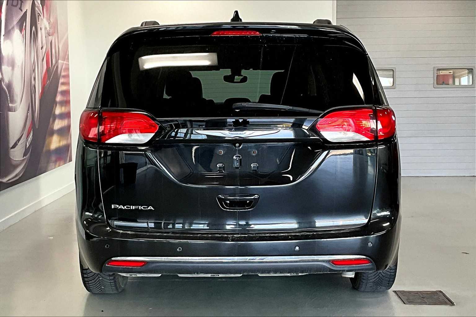 Thumbnail: 2017 Chrysler Pacifica - 5