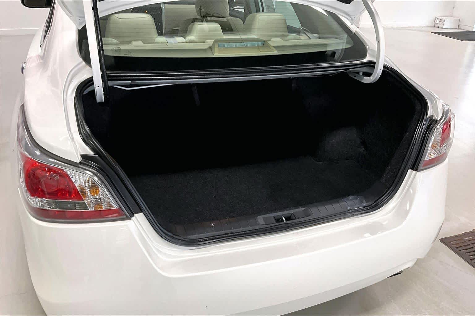 Thumbnail: 2015 Nissan Altima - 17