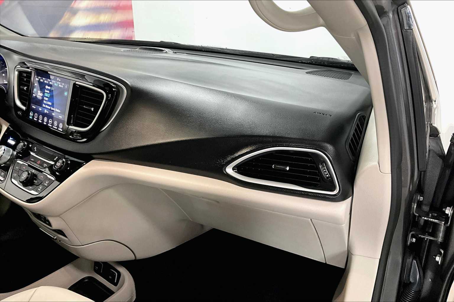 Thumbnail: 2018 Chrysler Pacifica - 21