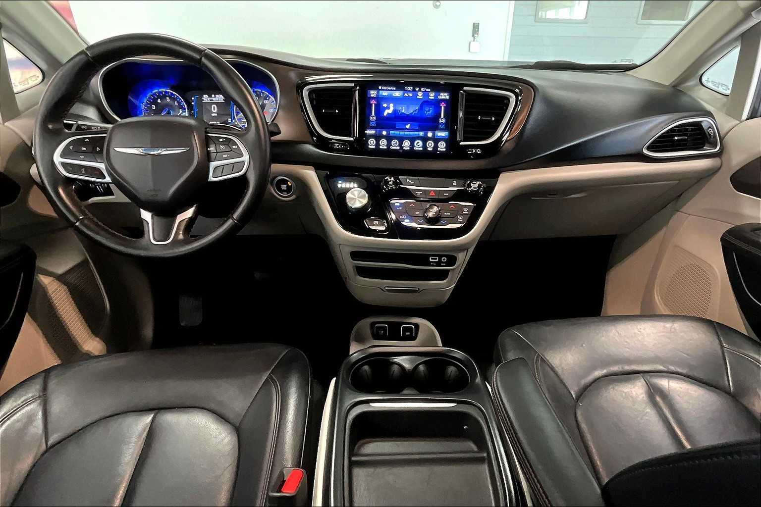 Thumbnail: 2017 Chrysler Pacifica - 8