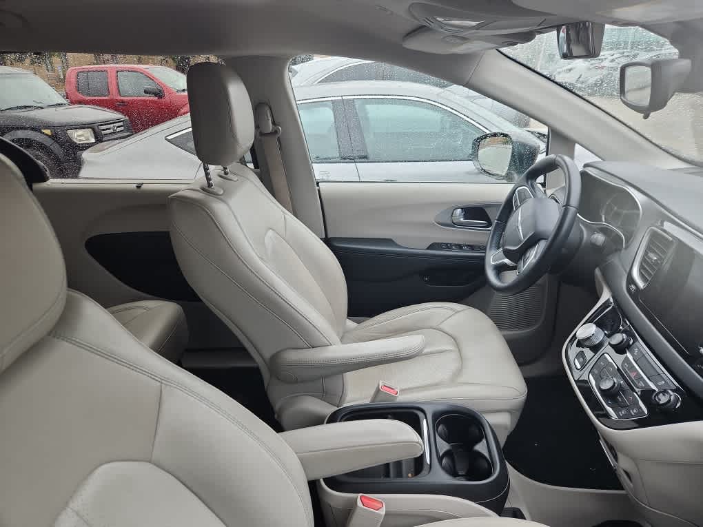 Thumbnail: 2018 Chrysler Pacifica - 4