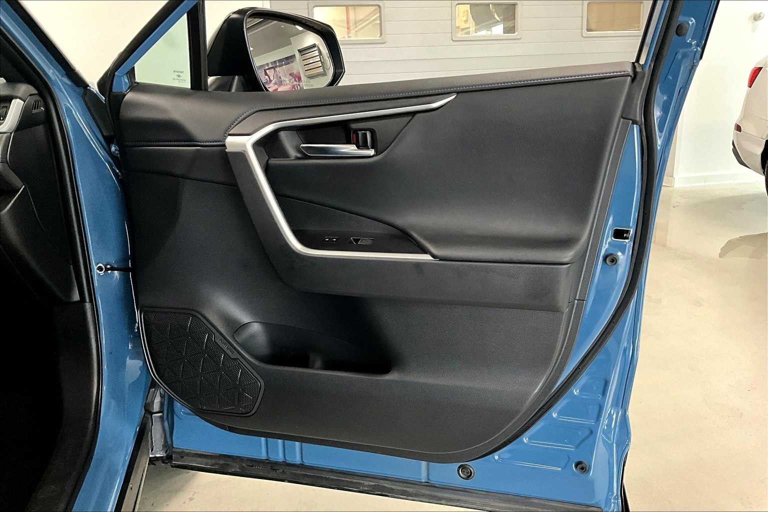 Thumbnail: 2022 Toyota RAV4 - 24