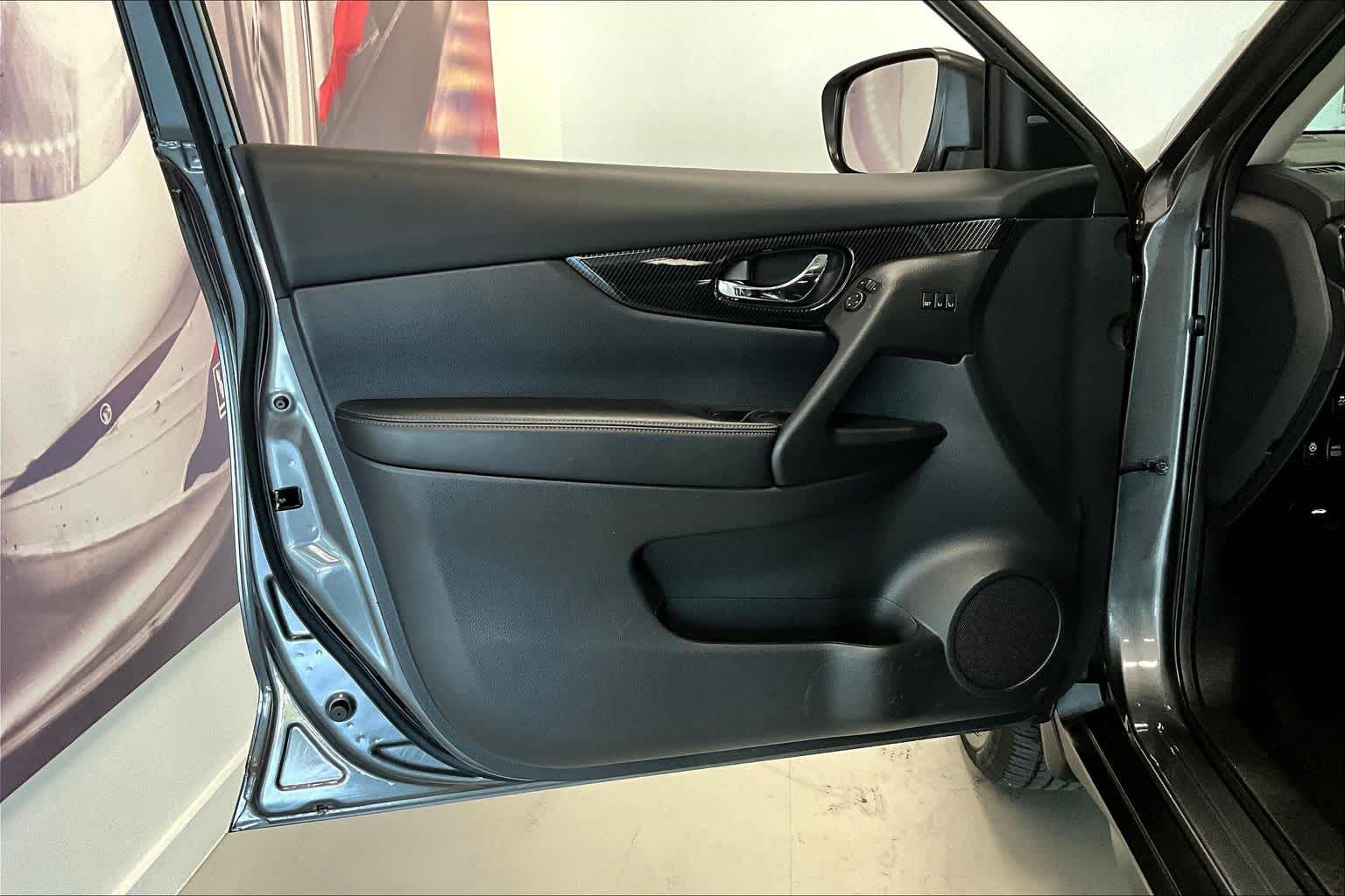 Thumbnail: 2019 Nissan Rogue - 25