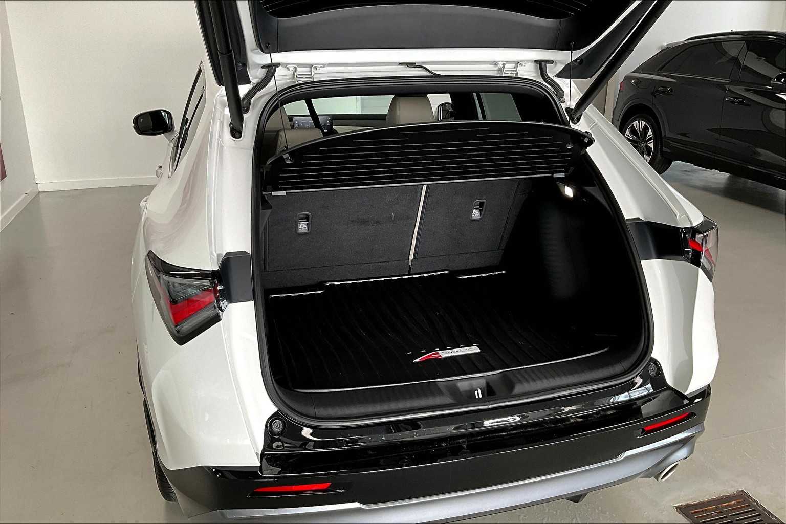 Thumbnail: 2025 Acura ADX - 17