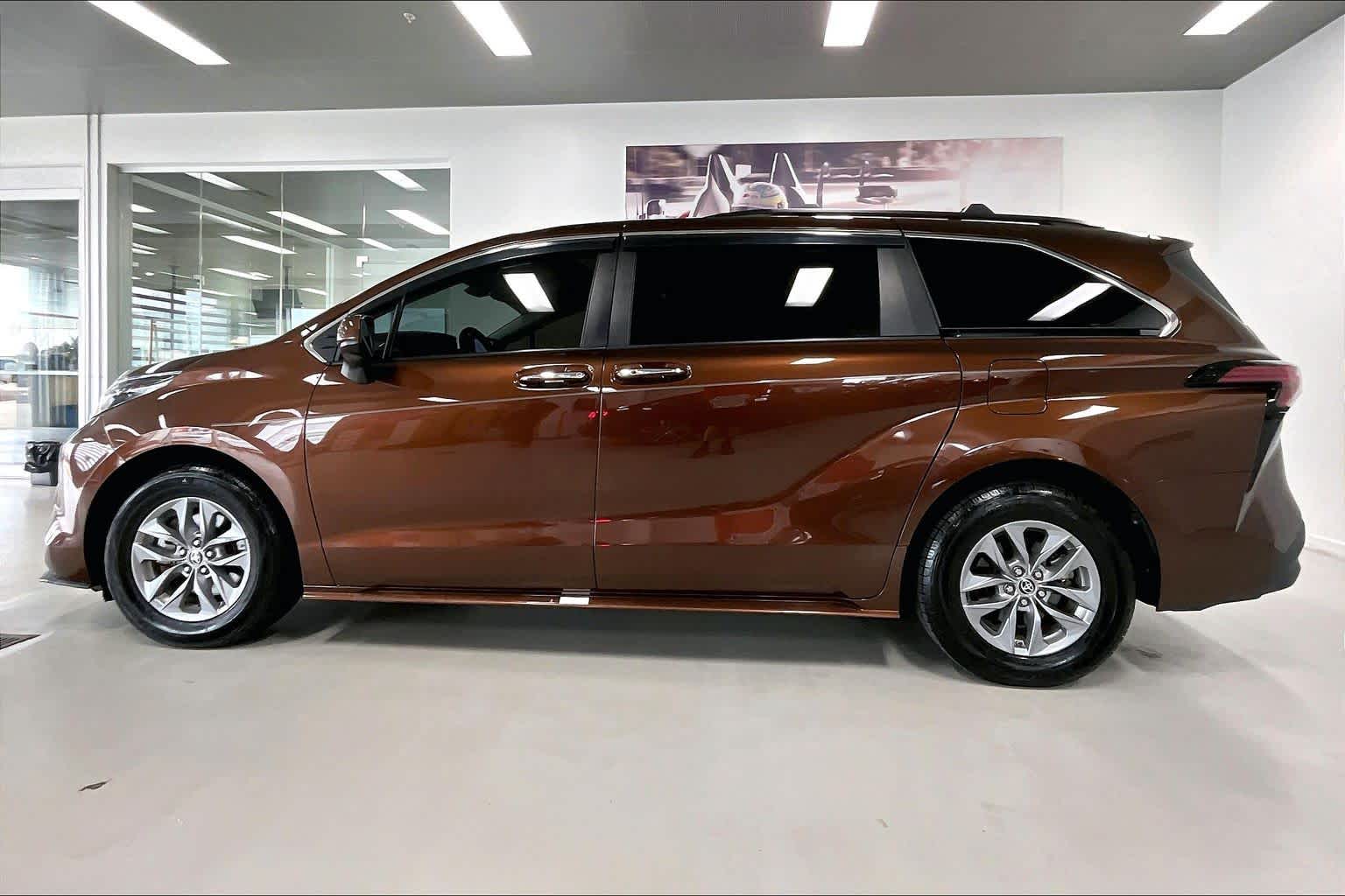 Thumbnail: 2022 Toyota Sienna - 3
