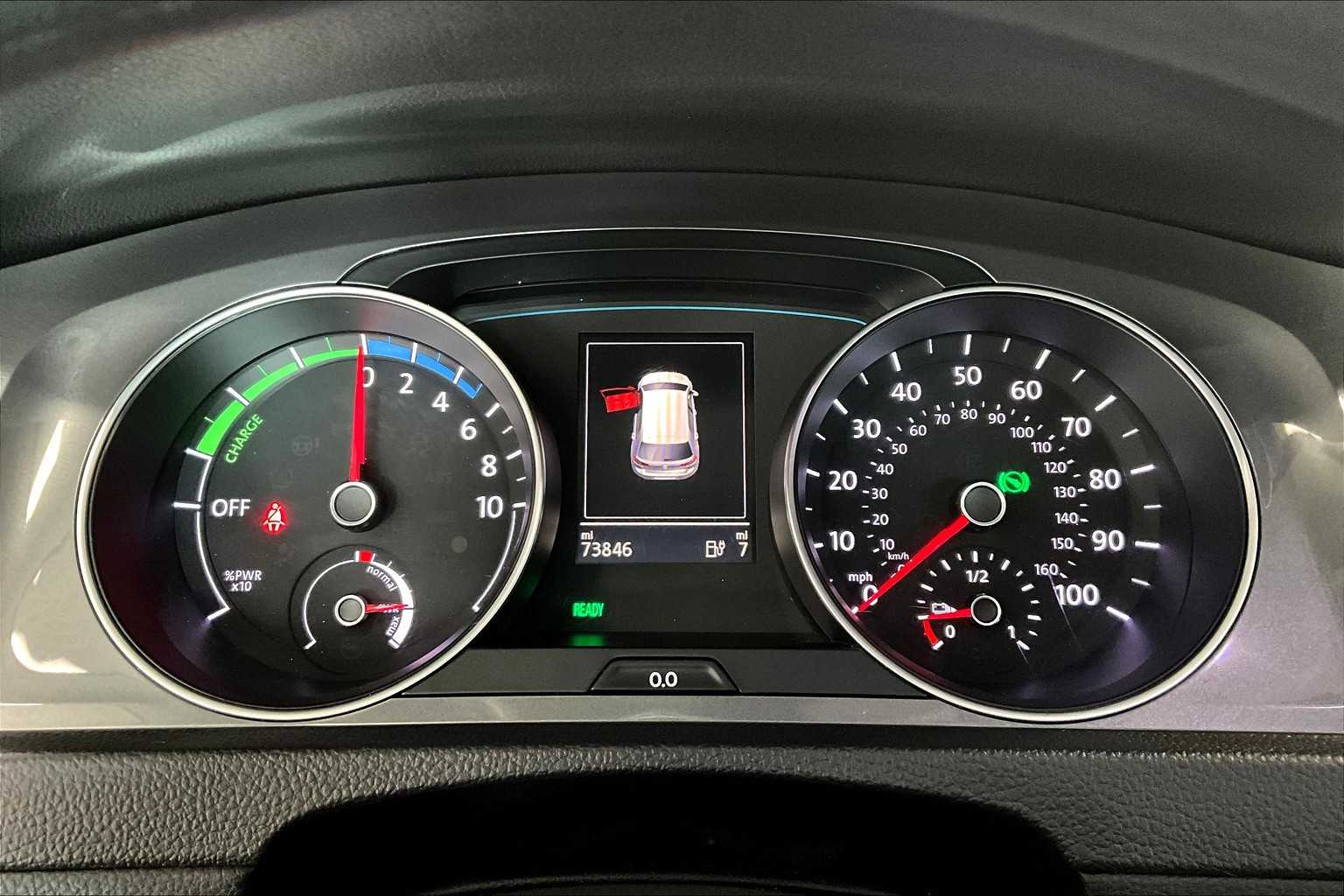 Thumbnail: 2016 Volkswagen e-Golf - 16