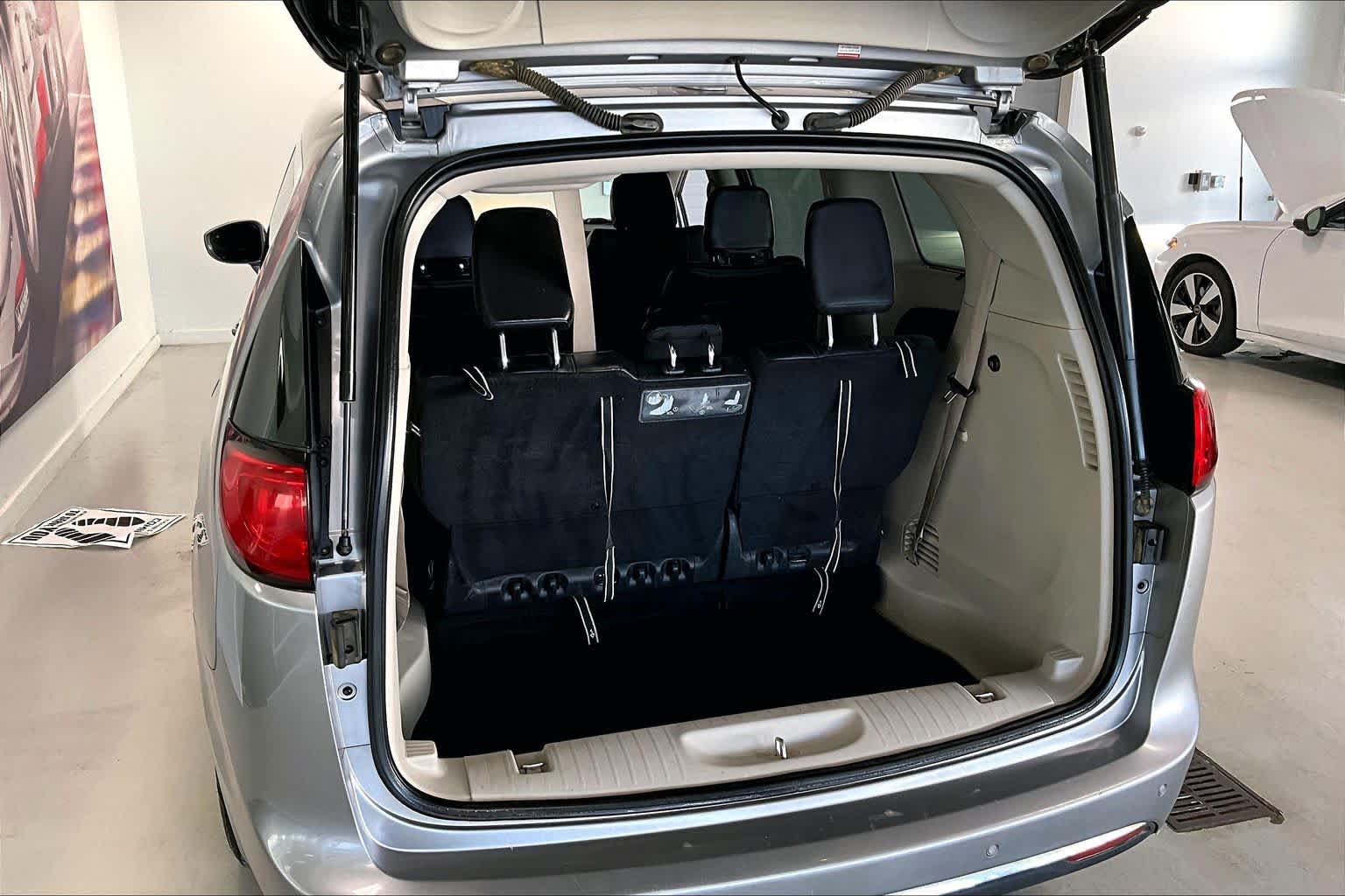 Thumbnail: 2017 Chrysler Pacifica - 16