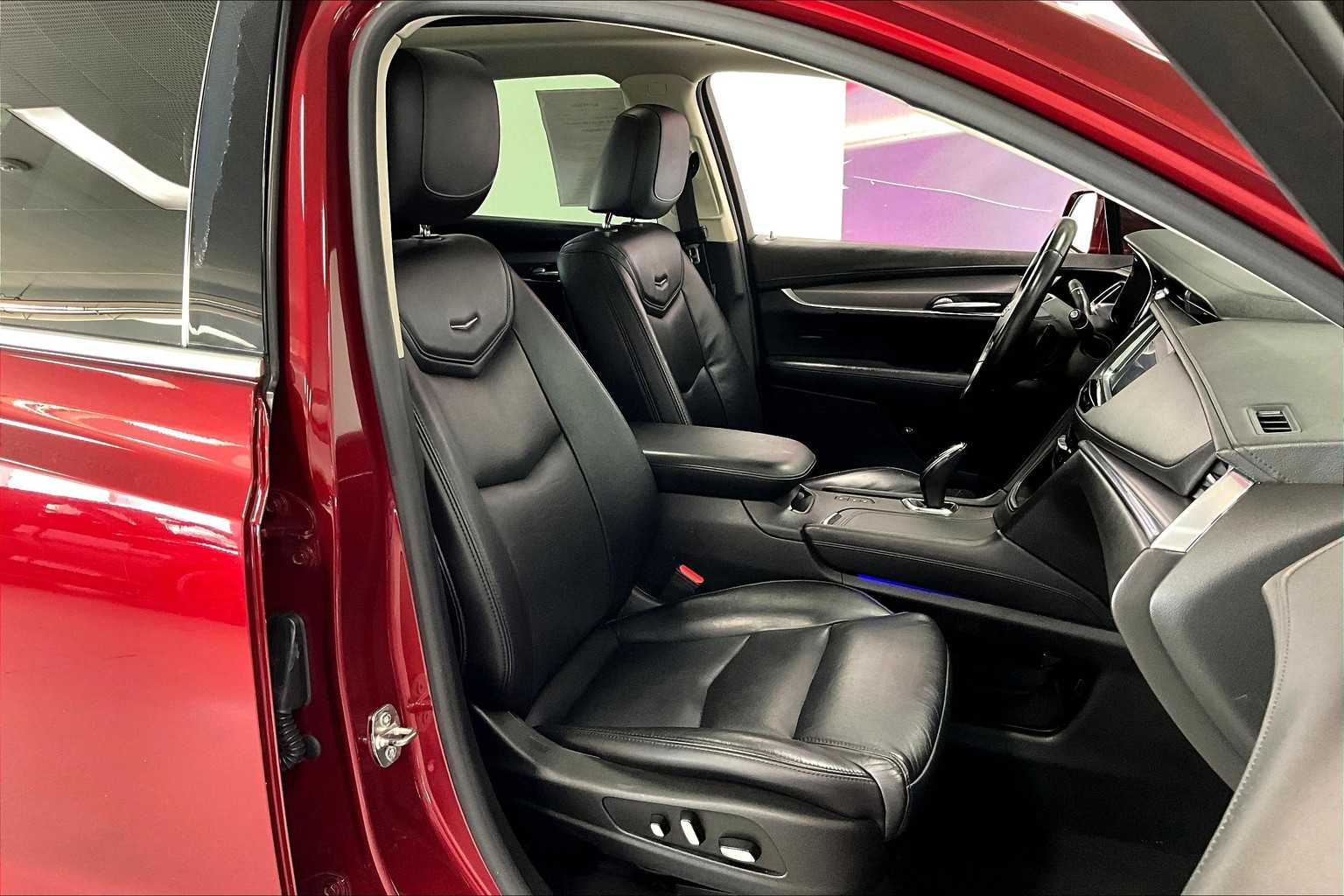 Thumbnail: 2017 Cadillac XT5 - 12