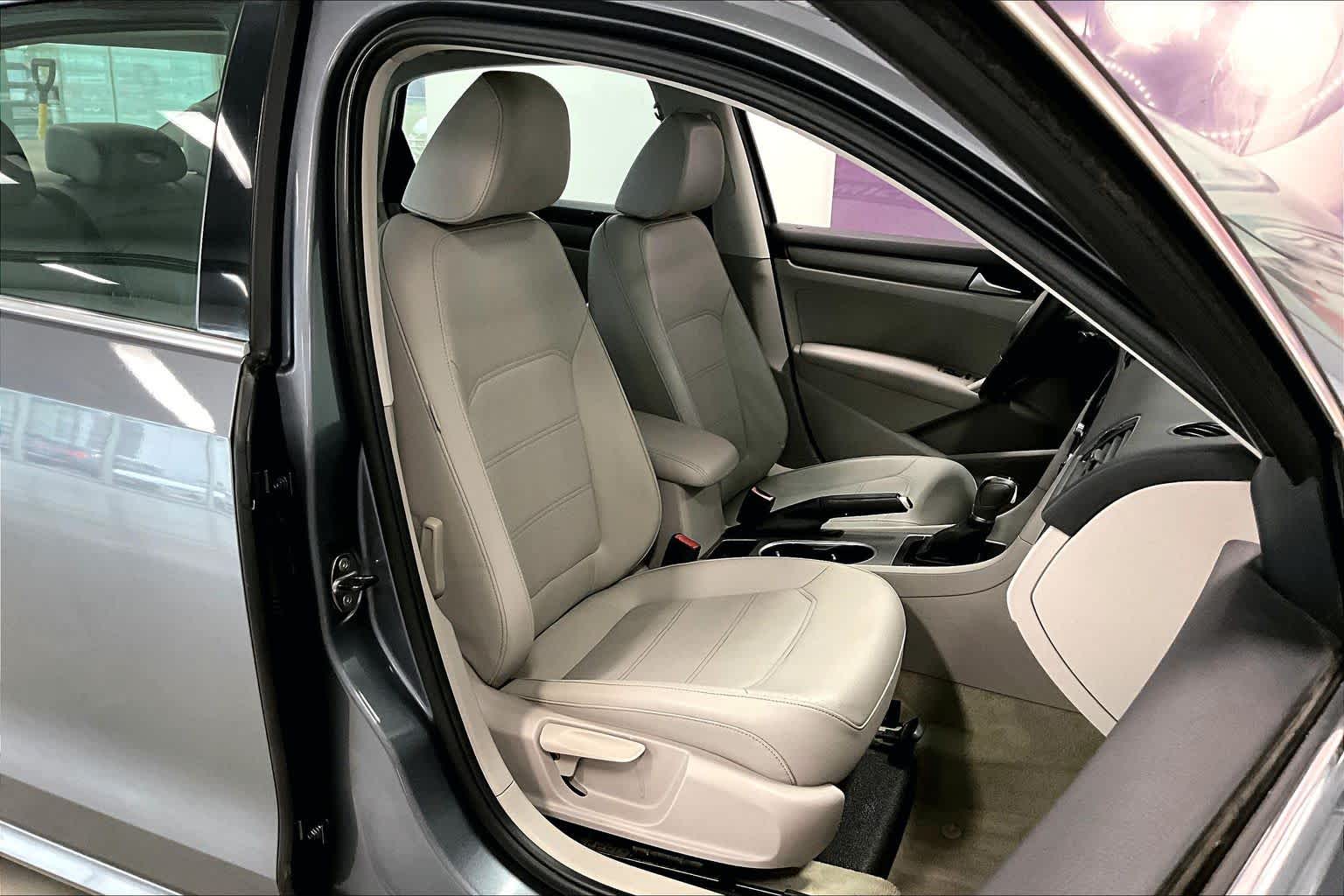 Thumbnail: 2014 Volkswagen Passat - 11