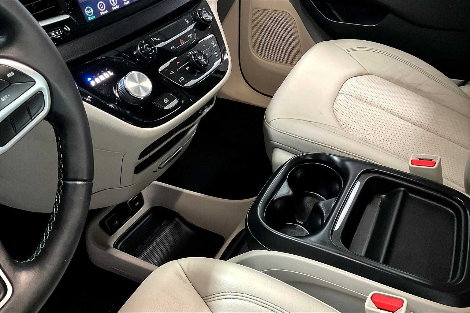 Thumbnail: 2018 Chrysler Pacifica - 15