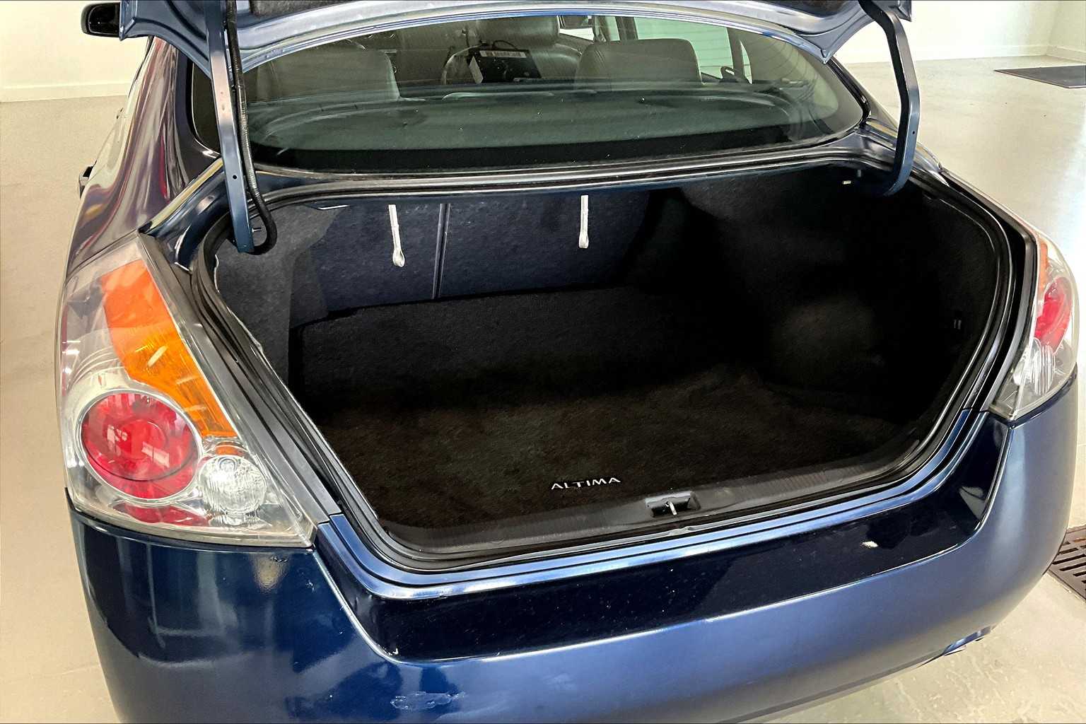 Thumbnail: 2010 Nissan Altima - 16