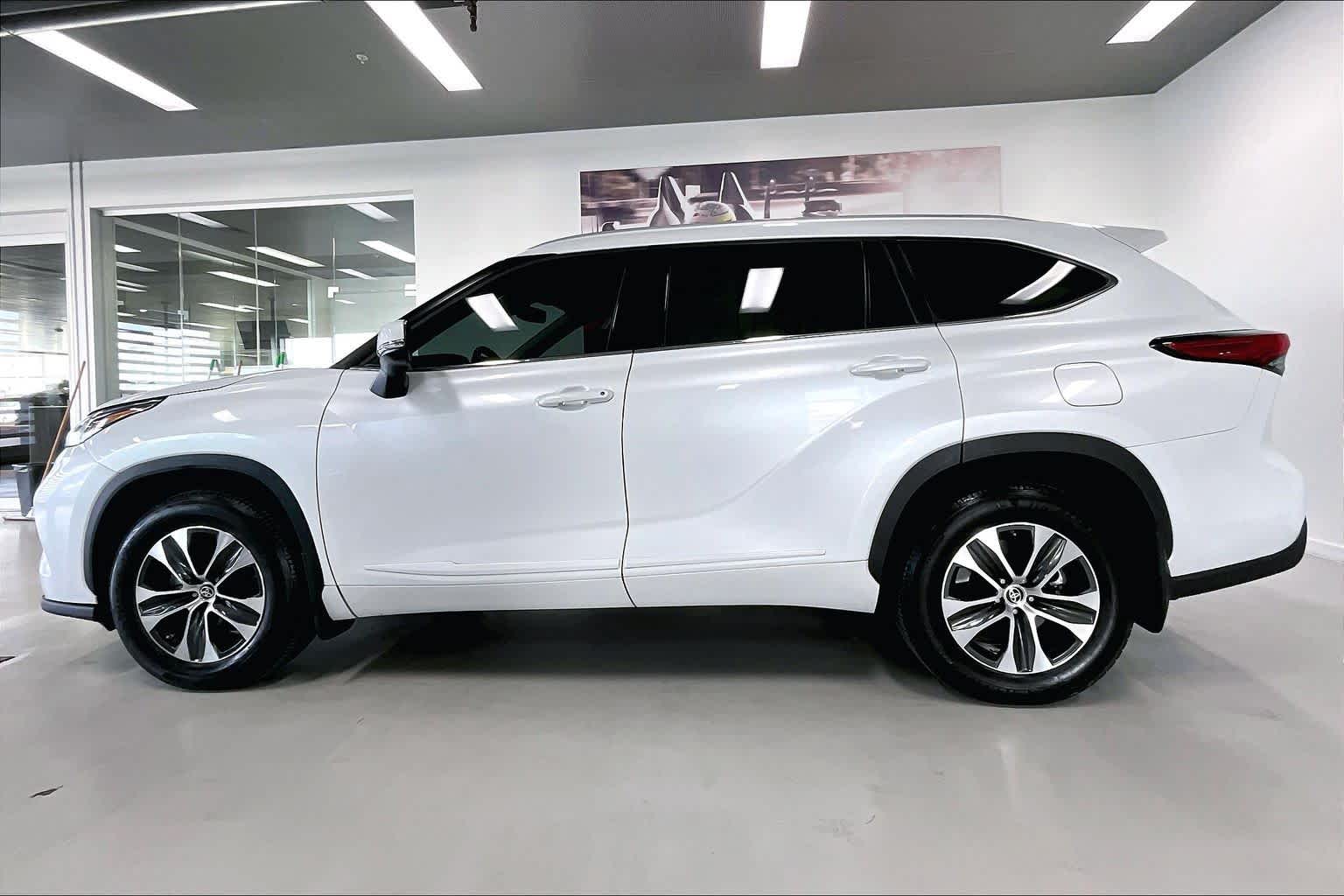 Thumbnail: 2022 Toyota Highlander - 3