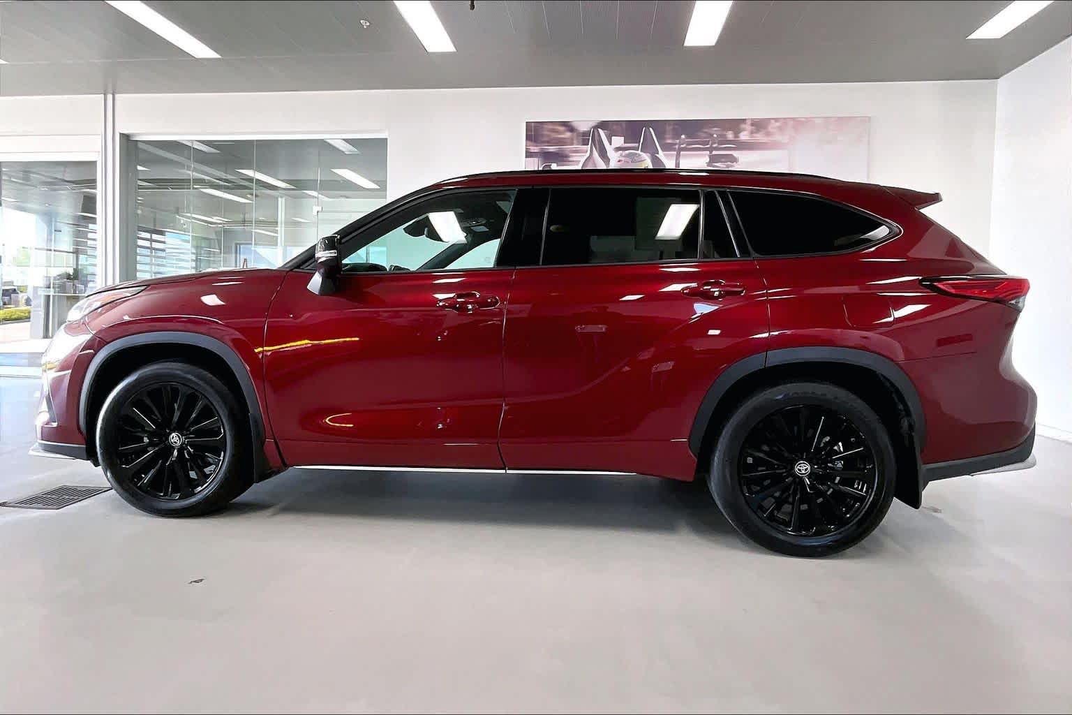 Thumbnail: 2023 Toyota Highlander - 3