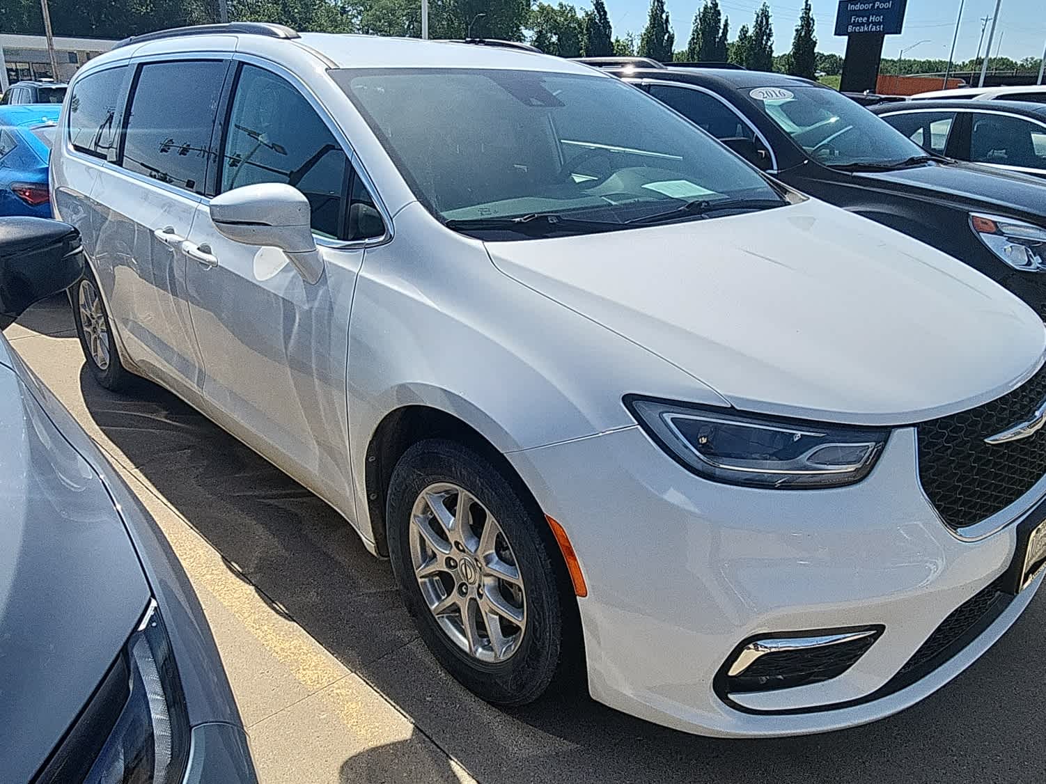 Thumbnail: 2022 Chrysler Pacifica - 4