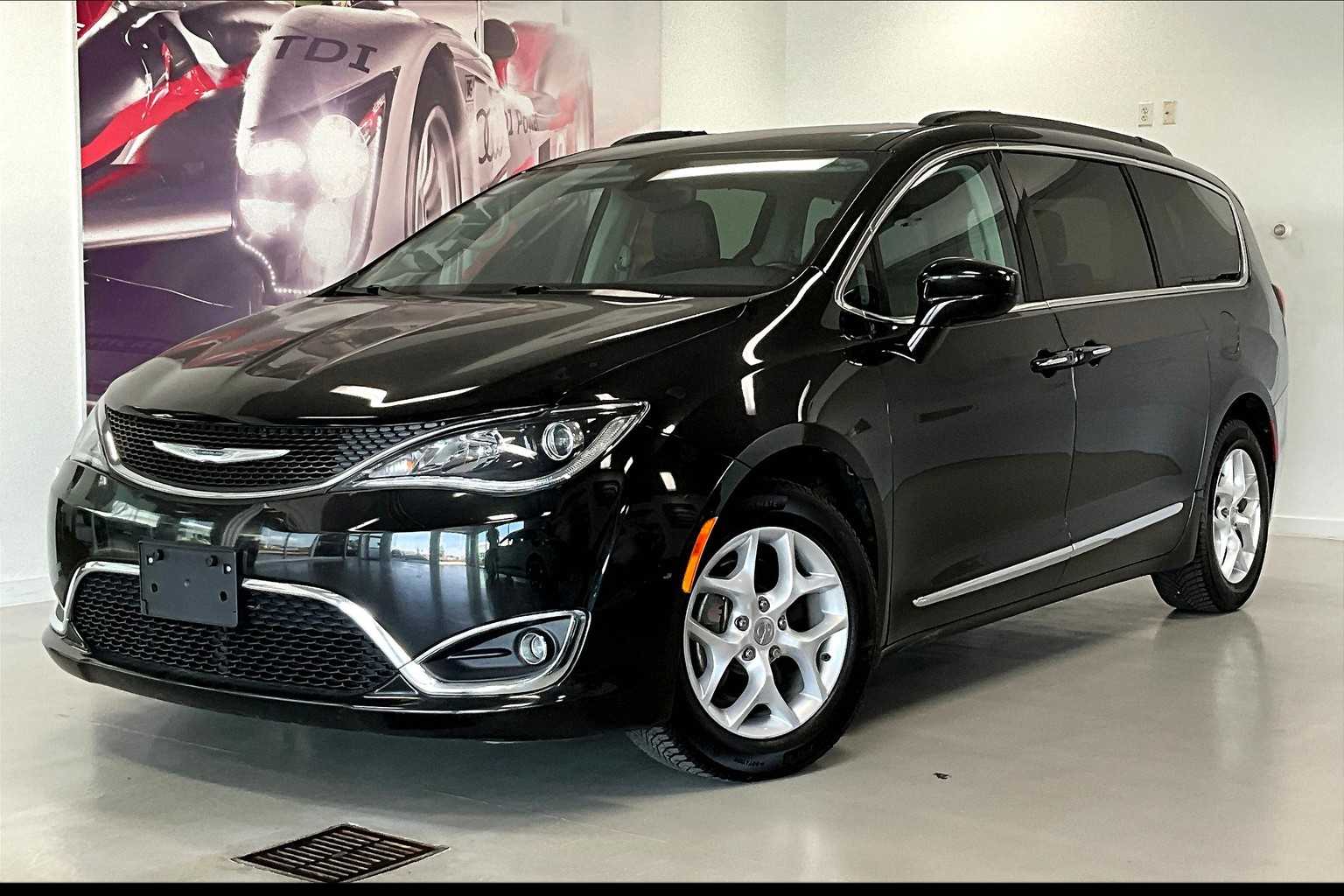 2017 Chrysler Pacifica Touring L -
                  Johnston, IA