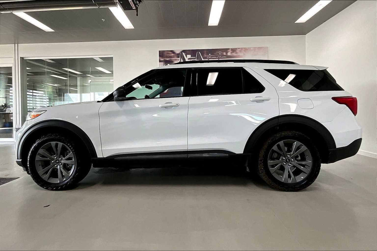 2021 Ford Explorer XLT photo 3