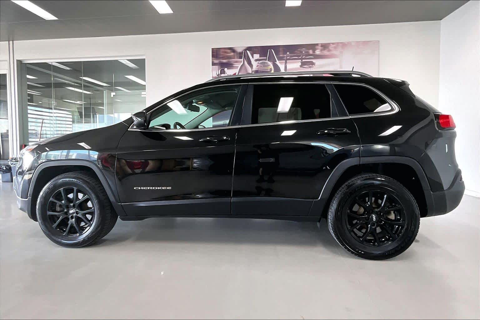 Thumbnail: 2016 Jeep Cherokee - 3