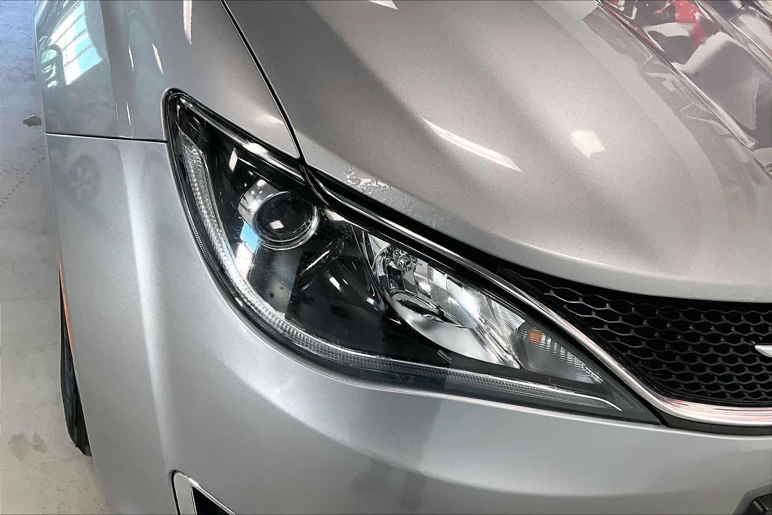 Thumbnail: 2017 Chrysler Pacifica - 28