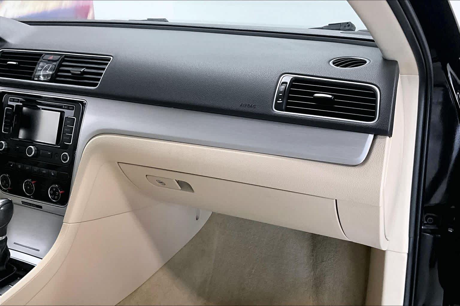 Thumbnail: 2013 Volkswagen Passat - 21