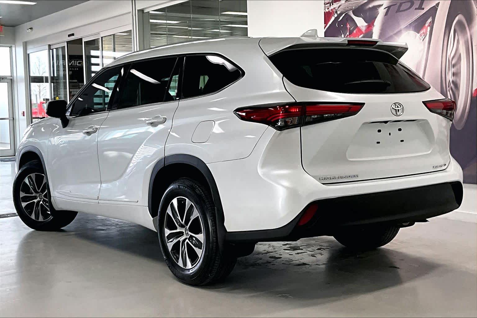 Thumbnail: 2022 Toyota Highlander - 4