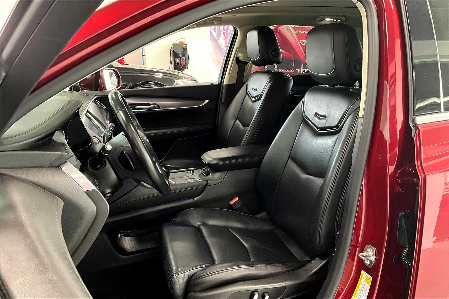 Thumbnail: 2017 Cadillac XT5 - 10