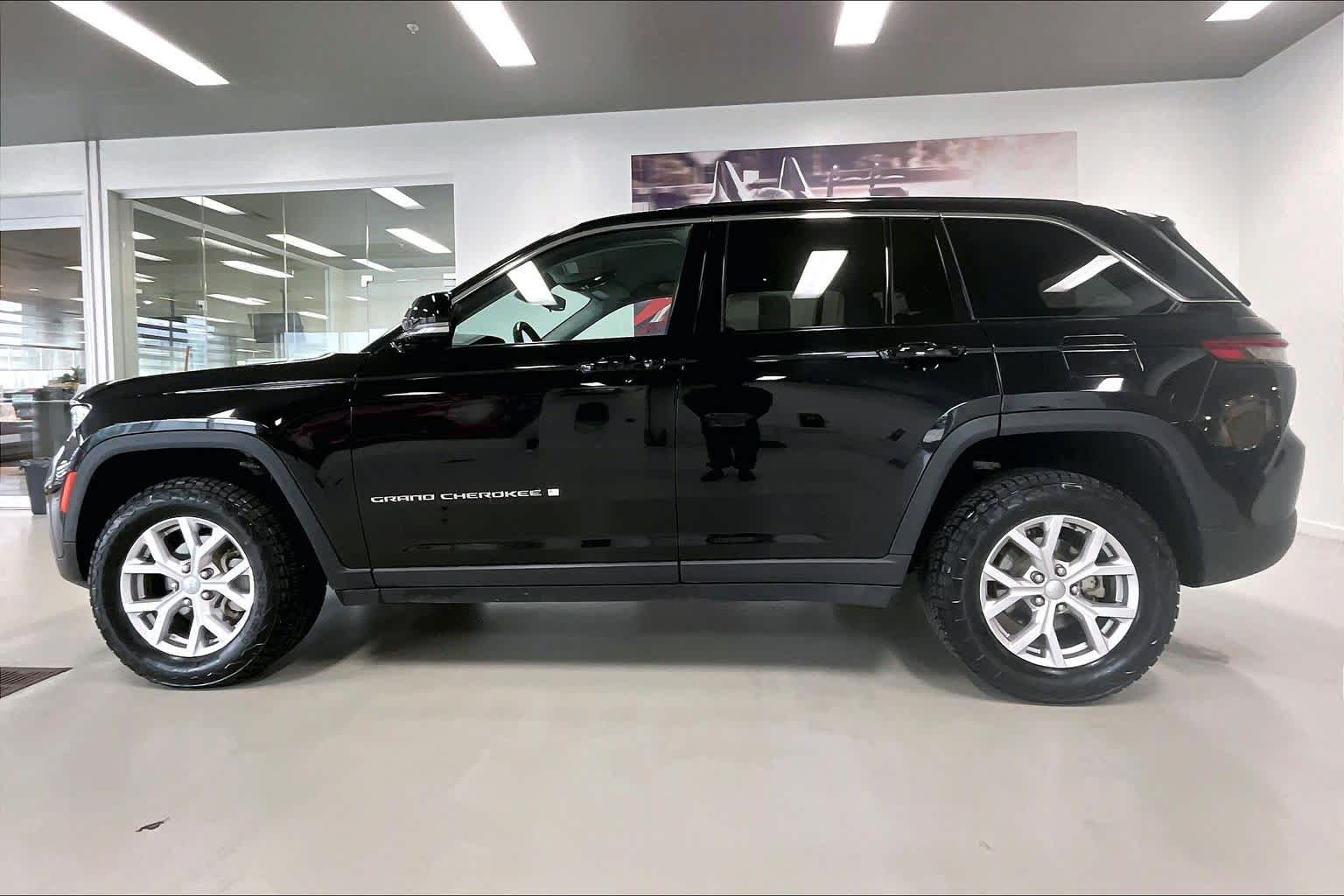 Thumbnail: 2022 Jeep Grand Cherokee - 3